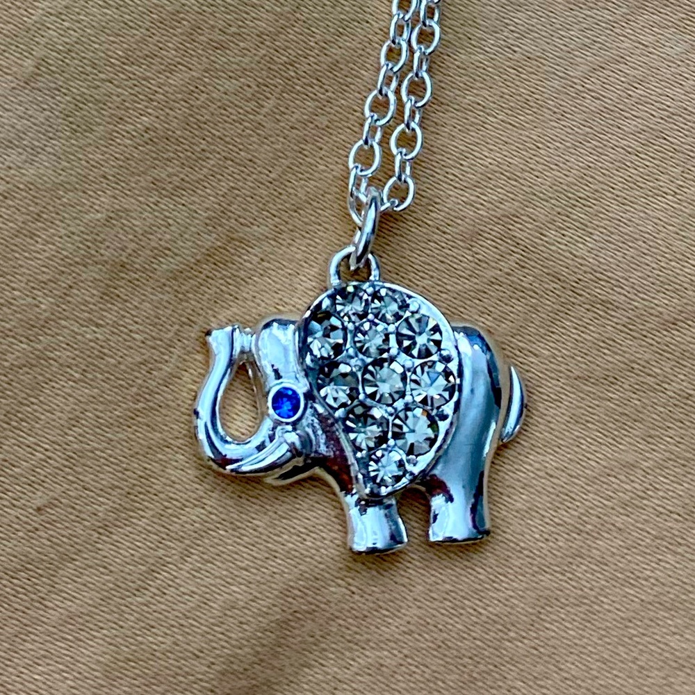 Silver Avon Elephant necklace with Sapphire